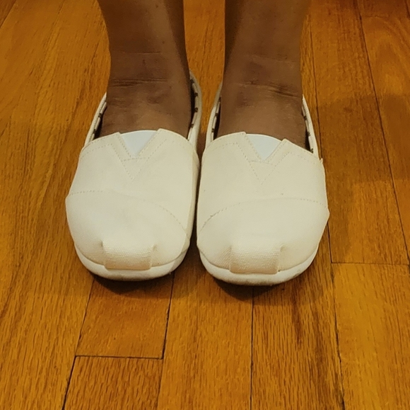 Tom's Women"s Classic Solid Canvas Slip on Flat Shoes - Picture 2 of 5